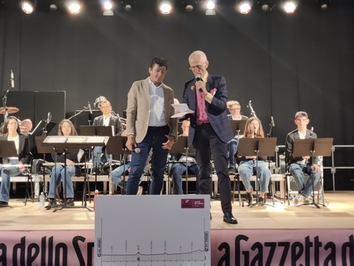 Il giornalista Paolo Viberti con Gianni Bugno sul palco