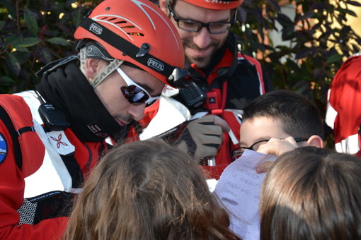 Busca: bimbi in fila per un autografo dei volontari del soccorso