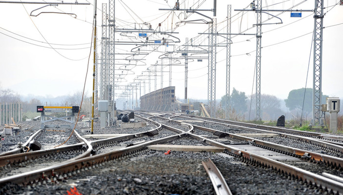 Uomo investito da un treno a Trofarello: circolazione via binari sospesa