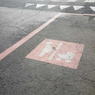 Bra, cresce il numero dei parcheggi rosa riservati ai neo-genitori Bra, cresce il numero dei parcheggi rosa riservati ai neo-genitori