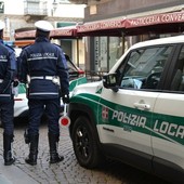 Auto pirata investe pedone a Bra: indagini della Polizia Locale per risalire al conducente Auto pirata investe pedone a Bra: indagini della Polizia Locale per risalire al conducente