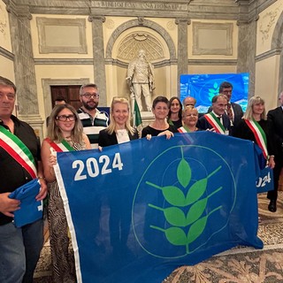 La consegna agli amministratori dei Comuni della Granda premiati coi riconoscimenti 2024 (archivio)