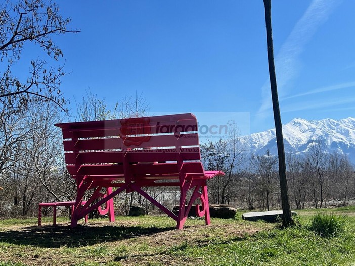 Con lo sguardo rivolto al cielo azzurro e alla Bisalta: anche Cuneo ha la sua big bench