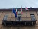 La torre civica di Saluzzo “in rosso” e bandiera dal municipio omaggiano la giornata mondiale della Croce Rossa
