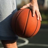 Saluzzo, la società allontana l'allenatore di basket indagato per presunte molestie su un minorenne: "Siamo scioccati"