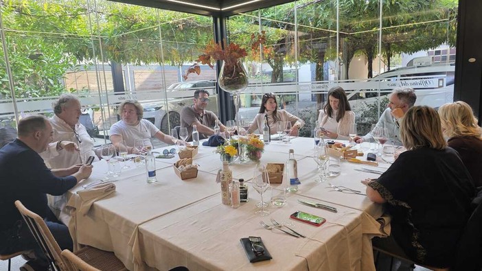 Gigi Buffon con Ilaria D'Amico al tavolo dell'Officina del Gusto