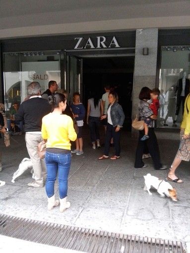 Black out da Zara a Cuneo: tutti i clienti fatti uscire...a mani vuote!