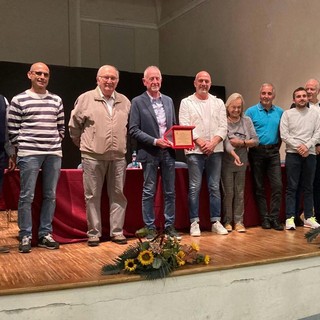 Bagnasco ringrazia il sindaco uscente Beppe Carazzone, 49 anni a servizio del territorio