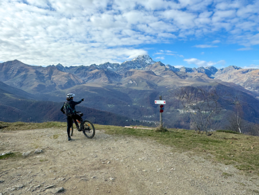 La balconata del Viso in bici: una giornata su sterrato con panorami sul Monviso La balconata del Viso in bici: una giornata su sterrato con panorami sul Monviso