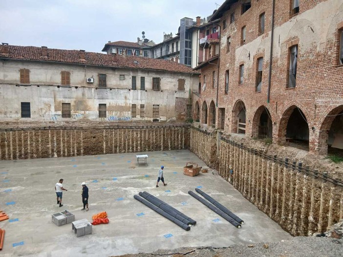 Saluzzo, l'avvallamento nella corte interna dell'antico albergo del Falcone Saluzzo, l'avvallamento nella corte interna dell'antico albergo del Falcone