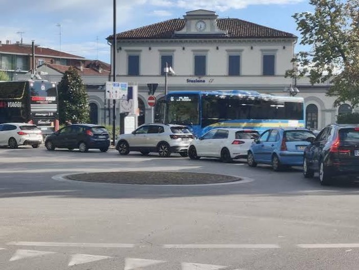 Bra, continua la raccolta firme per lo spegnimento del semaforo di fronte alla stazione ferroviaria Bra, continua la raccolta firme per lo spegnimento del semaforo di fronte alla stazione ferroviaria