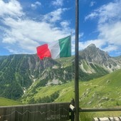 Strada chiusa da Castelmagno verso il rifugio Carbonetto e bandiera a mezz'asta, il gestore: "Siamo in lutto"