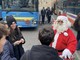 Mondovì, l’autista del bus si trasforma in Babbo Natale per augurare buone feste agli studenti Mondovì, l’autista del bus si trasforma in Babbo Natale per augurare buone feste agli studenti