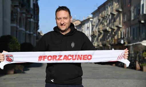 Il nuovo tecnico biancorosso Massimo Bellano in via Roma a Cuneo (credit Danilo Ninotto)