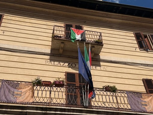 Bandiera della Palestina sul municipio a Garessio, la minoranza: &quot;Il Comune è sede istituzionale deve mantenere carattere di neutralità&quot;