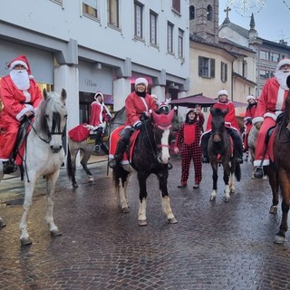 Bra, Babbi Natale a cavallo e gli auguri della scuderia del Bandito