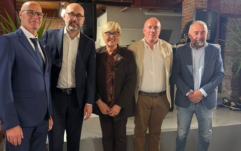 Il professor Unia, il presidente Robaldo, la dirigente Garello, il consigliere Baldi e il sindaco Beccaria durante il sopralluogo all’Alberghiero di Barge