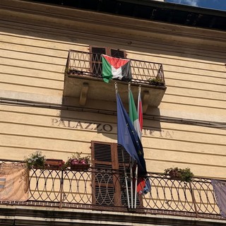 La bandiera sulla facciata del municipio di Garessio