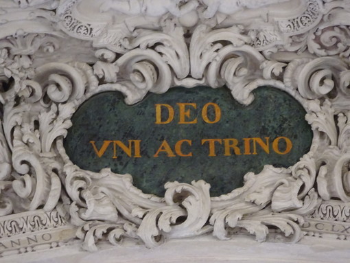 Tutte le iscrizioni della chiesa della Santissima Trinità, detta dei Battuti Bianchi, a Bra
