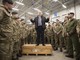 Boris Johnson visita i soldati ucraini addestrati in Inghilterra e prova le armi con loro