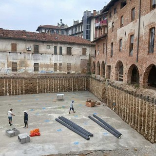 Saluzzo, l'avvallamento nella corte interna dell'antico albergo del Falcone