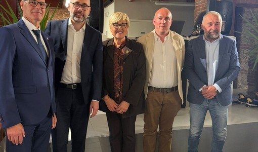 Il professor Unia, il presidente Robaldo, la dirigente Garello, il consigliere Baldi e il sindaco Beccaria durante il sopralluogo all’Alberghiero di Barge Il professor Unia, il presidente Robaldo, la dirigente Garello, il consigliere Baldi e il sindaco Beccaria durante il sopralluogo all’Alberghiero di Barge
