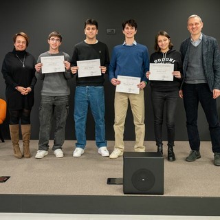 Saluzzo sede eVIso la consegna delle borse di studio a 4 studenti del Bodoni. Con loro Lucia Fracassi CEO di eVISO e il dirigente Davide Laratore - Foto Paolo Cilli