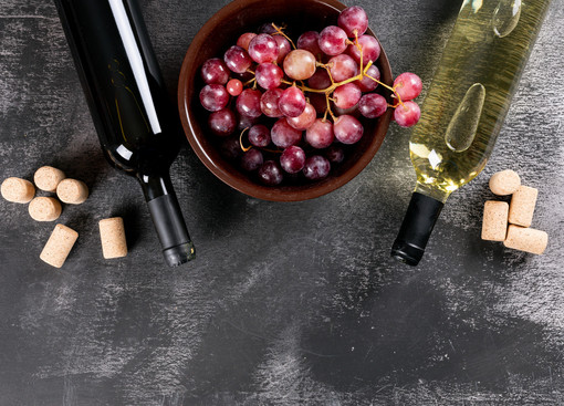 Vino rosso e vino bianco in bottiglia, immagine di repertorio