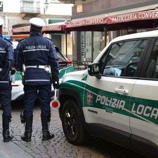 Auto pirata investe pedone a Bra: indagini della Polizia Locale per risalire al conducente Auto pirata investe pedone a Bra: indagini della Polizia Locale per risalire al conducente