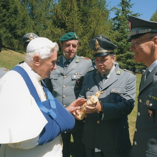 Nella foto Benedetto XVI benedice la statua della Madonna dei Fiori. A porgergliela il Maresciallo Johnny Stenta e il Generale Angelo Massa della GdF