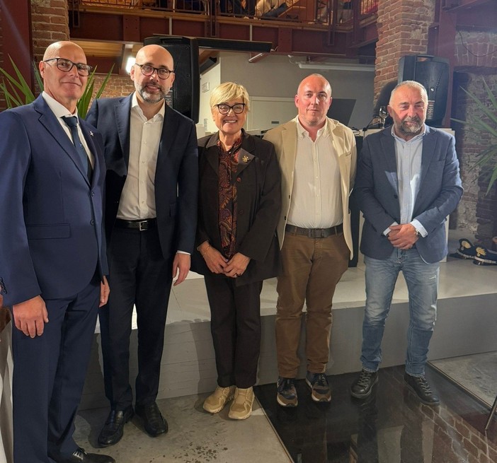 Il professor Unia, il presidente Robaldo, la dirigente Garello, il consigliere Baldi e il sindaco Beccaria durante il sopralluogo all’Alberghiero di Barge Il professor Unia, il presidente Robaldo, la dirigente Garello, il consigliere Baldi e il sindaco Beccaria durante il sopralluogo all’Alberghiero di Barge