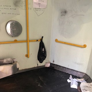"Nei bagni pubblici di Cuneo c'è da svenire per la puzza e la sporcizia"