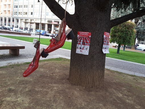 Cuneo: &quot;Scarpe rosse&quot; contro la violenza alle donne