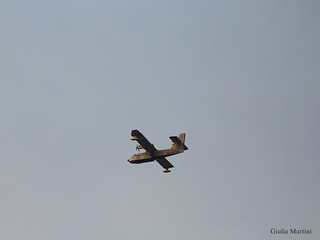 Il canadair in azione Foto Giulia Martini