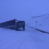 Mezzo pesante bloccato nella neve in alta Valle Stura, sopra Argentera