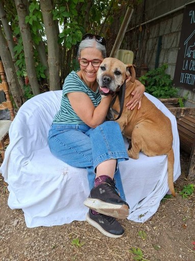 Casa di Freddy, una volontaria con un cane della struttura Casa di Freddy, una volontaria con un cane della struttura