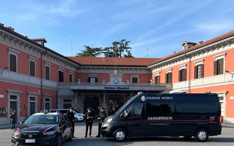 Minacciato con un coltellino nei pressi della stazione: tentata rapina a Mondovì, indagano i Carabinieri