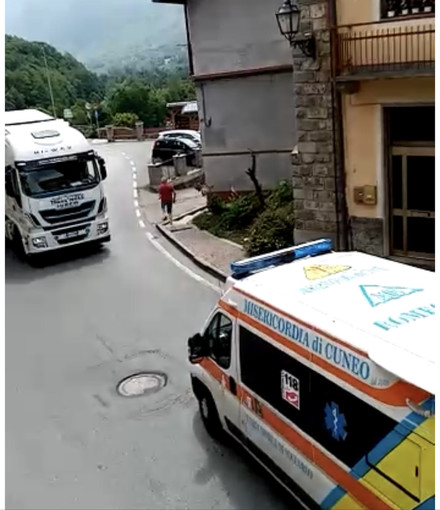 Delirio quotidiano a Demonte: bloccata tra i tir anche un'ambulanza a sirene spiegate [VIDEO]