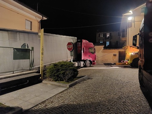 Camion bloccato in via Roma a Envie: traffico paralizzato per diverse ore