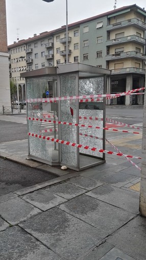Le cabine telefoniche vandalizzate in corso Giolitti a Cuneo