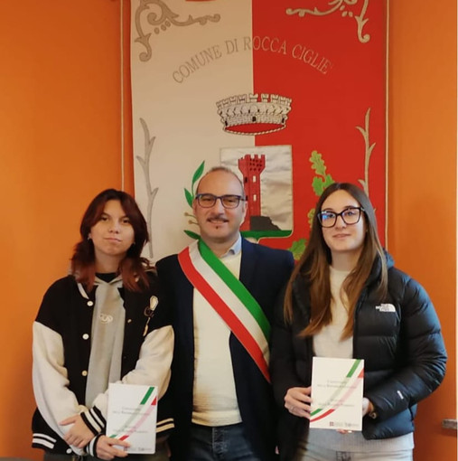 Il sindaco con le giovani Beatrice e Carlotta Il sindaco con le giovani Beatrice e Carlotta