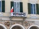 &quot;Votiamo&quot;: uno striscione e il Tricolore esposti nel cuore della città di Cuneo
