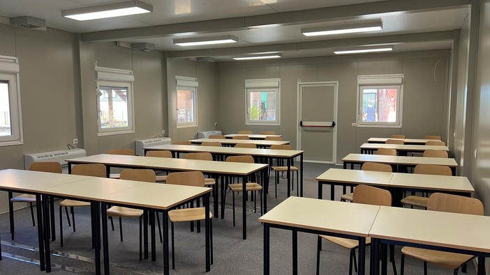 Cuneo, troppi iscritti al “Grandis” e le aule non bastano: per 5 classi lezione nei prefabbricati Cuneo, troppi iscritti al “Grandis” e le aule non bastano: per 5 classi lezione nei prefabbricati