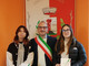 Il sindaco con le giovani Beatrice e Carlotta Il sindaco con le giovani Beatrice e Carlotta