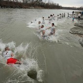 Neive, la comunità ortodossa celebra il Battesimo di Gesù con la “grande benedizione" nelle acque del Tanaro