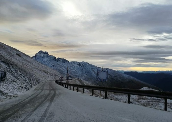 Prima neve al Colle dell'Agnello (foto archivio Provincia) Prima neve al Colle dell'Agnello (foto archivio Provincia)