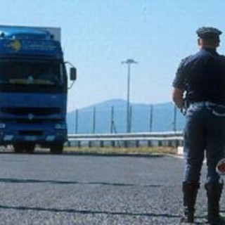 Trasporto di alimenti non refrigerati: intervento della Polizia Stradale alla barriera di Govone