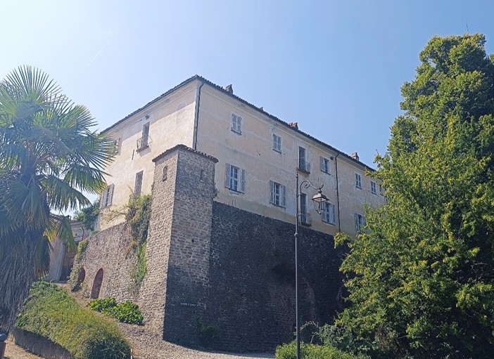 Al castello di Perno sulle tracce di Natalia Ginzburg Al castello di Perno sulle tracce di Natalia Ginzburg