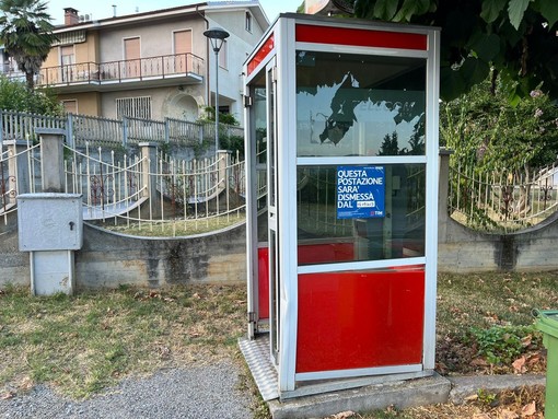 La cabina telefonica di via Torino a Villanova Mondovì