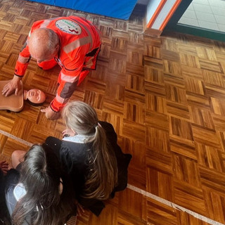 Gli alunni della primaria di Sale delle Langhe a lezione di primo soccorso